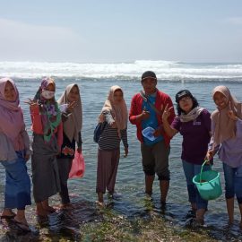 Mahasiswa Pendidikan Biologi Laksanakan Kuliah Lapangan di Pantai Yogyakarta