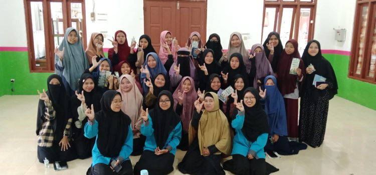 Prodi Pendidikan Biologi Univet Bantara Gelar Pelatihan Lilin Aromaterapi di Pondok ROJA Hidayatullah Sukoharjo