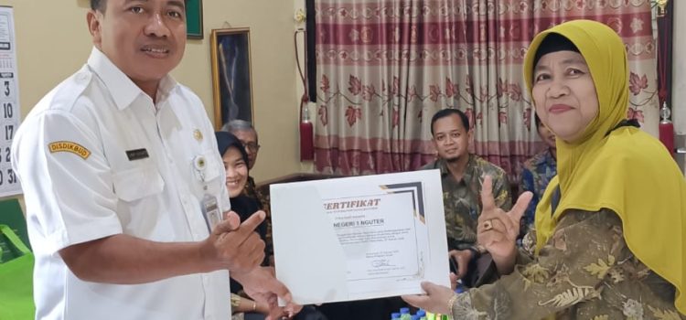 Prodi Pendidikan Biologi Univet Bantara Gelar Implementasi Kerja Sama dan Pelatihan Lilin Aromaterapi di SMA Negeri 1 Nguter Sukoharjo