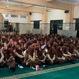 Dosen Pendidikan Biologi Univet Bantara Gelar Pelatihan Lilin Aromaterapi di MAN 1 Karanganyar