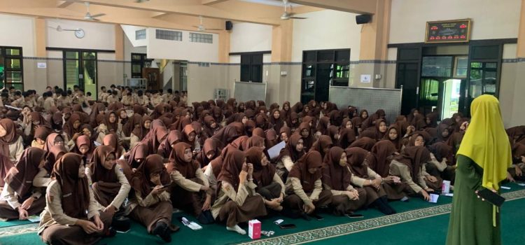 Dosen Pendidikan Biologi Univet Bantara Gelar Pelatihan Lilin Aromaterapi di MAN 1 Karanganyar