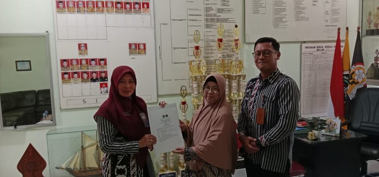 Perkuat Jiwa Edupreneur Siswa melalui IA, Pendidikan Biologi Univet Bantara Gelar Pelatihan Lilin Aromaterapi di SMA Veteran Sukoharjo