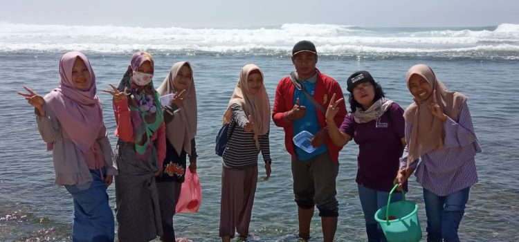 Mahasiswa Pendidikan Biologi Laksanakan Kuliah Lapangan di Pantai Yogyakarta