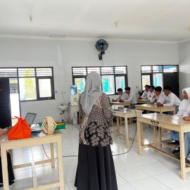 Pendidikan Biologi Univet Bantara Gelar Pelatihan Lilin Aromaterapi dan Sosialisasi PMB di SMA Muhammadiyah 1 Sukoharjo